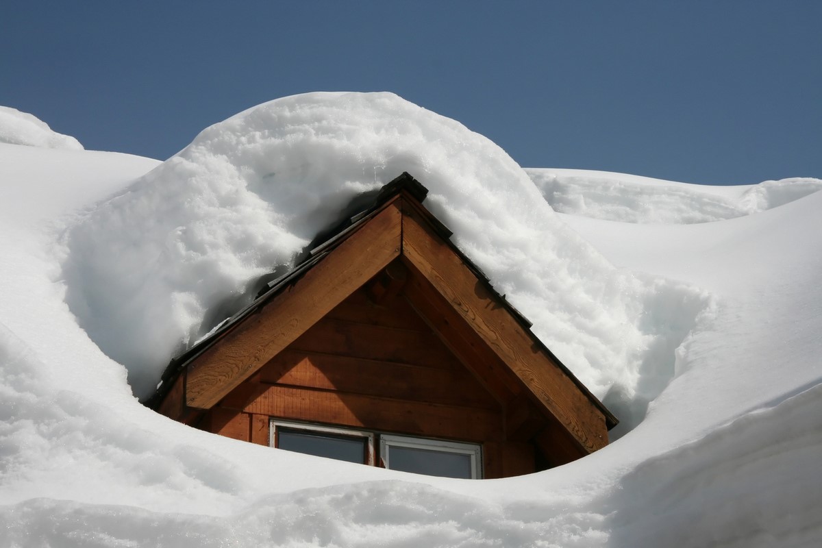 10 ошибок при уборке снега с крыши дома и на приусадебном участке